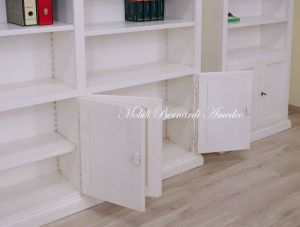 Libreria in stile classico con ripiani spostabili finitura laccata colore bianco anticato